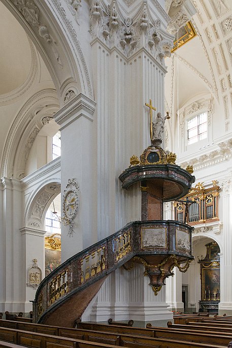 St. Ursenkathedrale | Solothurn Die St. Ursenkathedrale ist das wichtigste Bauwerk des Frühklassismus in der Schweiz, erbaut 1762-1773 vom Architekten Gaetano Matteo Pisoni aus Ascona.